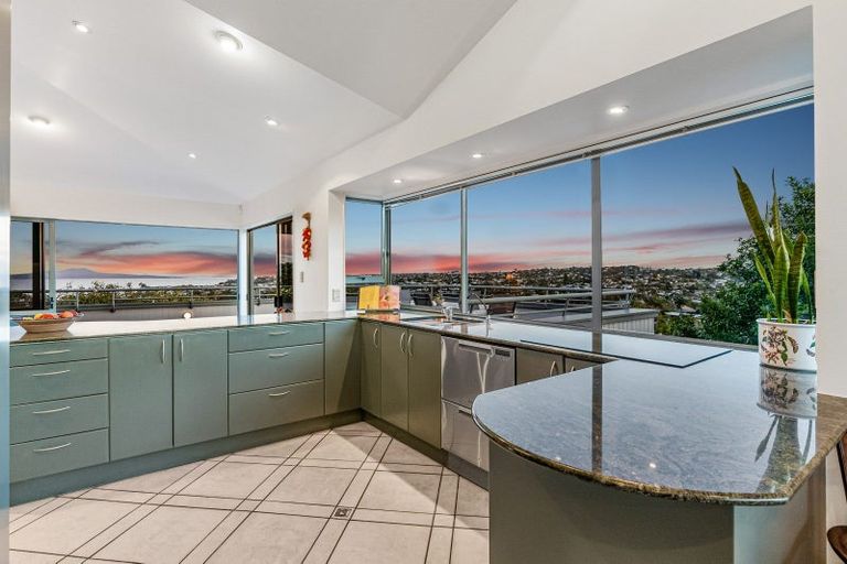 Photo of property in 2/24 Carlisle Road, Browns Bay, Auckland, 0630