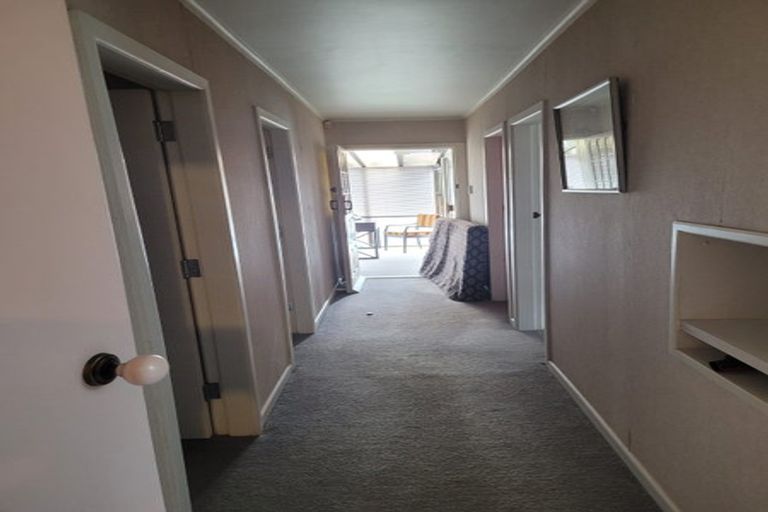 Photo of property in 15 Tiki Street, New Lynn, Auckland, 0600