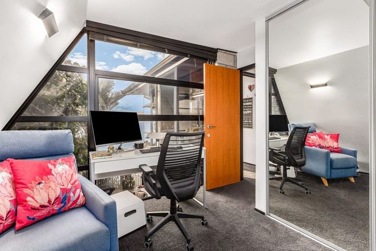 Photo of property in 377a Karaka Bay Road, Karaka Bays, Wellington, 6022