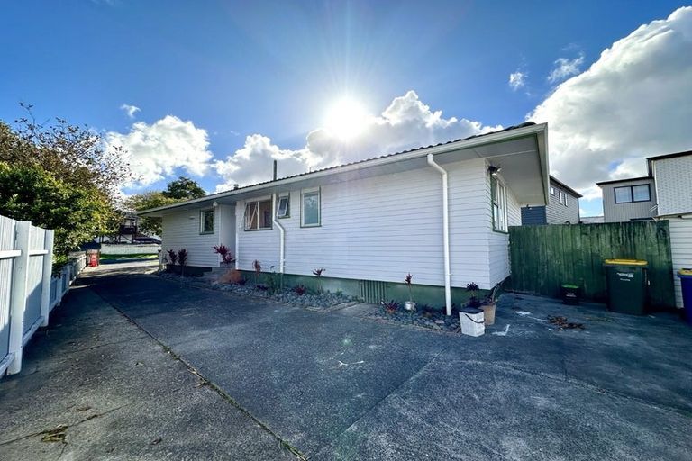 Photo of property in 6 Finlow Drive, Te Atatu South, Auckland, 0610