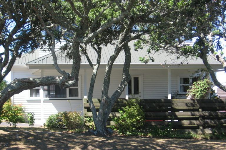 Photo of property in 1/5 Folkestone Street, Murrays Bay, Auckland, 0630