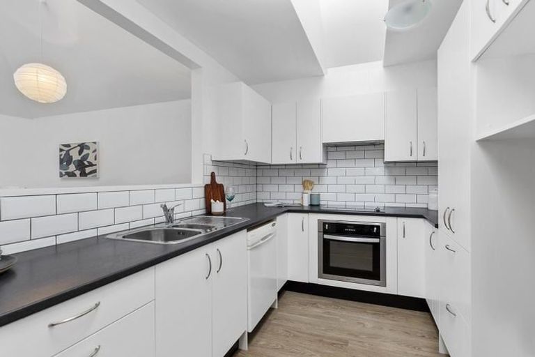 Photo of property in 15 Lawson Place, Mount Victoria, Wellington, 6011