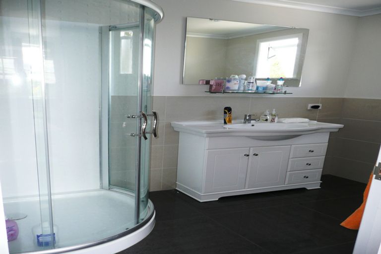 Photo of property in 40 Kingdale Road, Henderson, Auckland, 0610