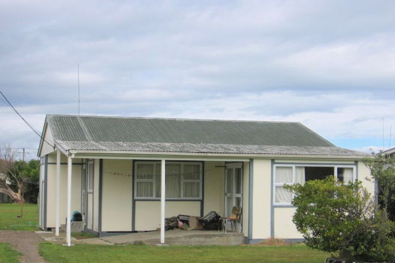 Photo of property in 8 Dewe Terrace, Foxton Beach, Foxton, 4815