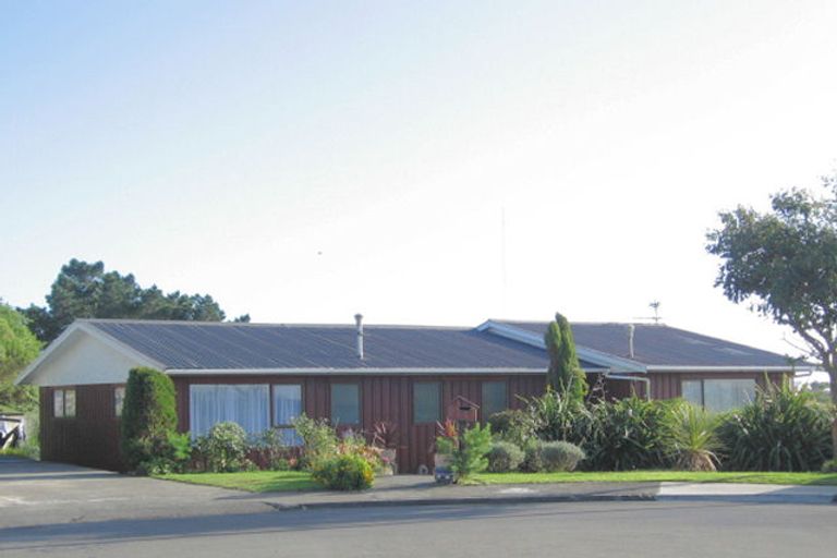 Photo of property in 11 Crown Hill, Titahi Bay, Porirua, 5022