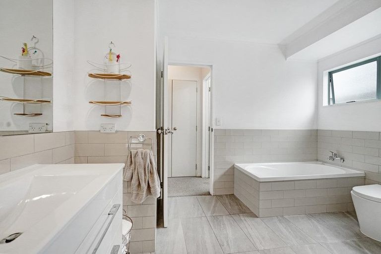 Photo of property in 4 Tiroroa Avenue, Te Atatu South, Auckland, 0610