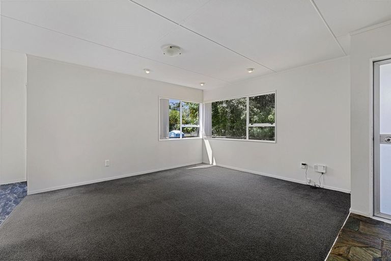 Photo of property in 4 Buisson Glade, West Harbour, Auckland, 0618