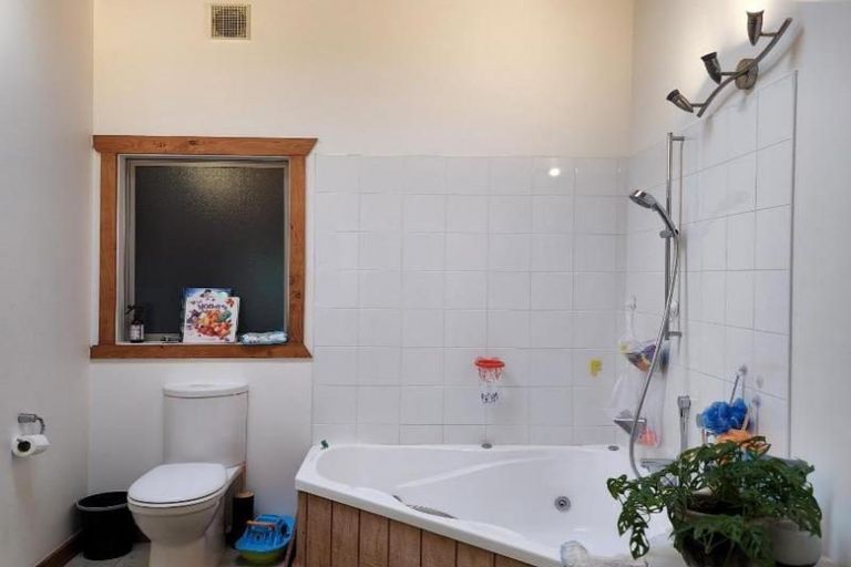 Photo of property in 24 Arden Place, Oakura, 4314