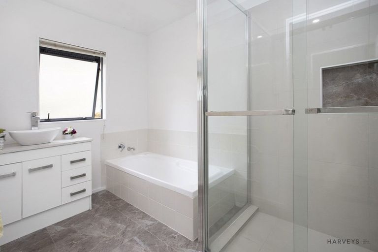 Photo of property in 58e Sunnyside Road, Sunnyvale, Auckland, 0612