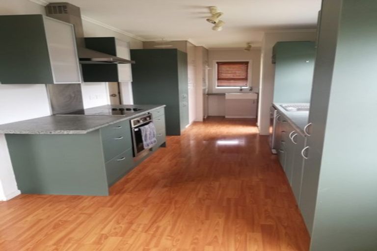 Photo of property in 12 Bamboo Grove, Kelston, Auckland, 0602