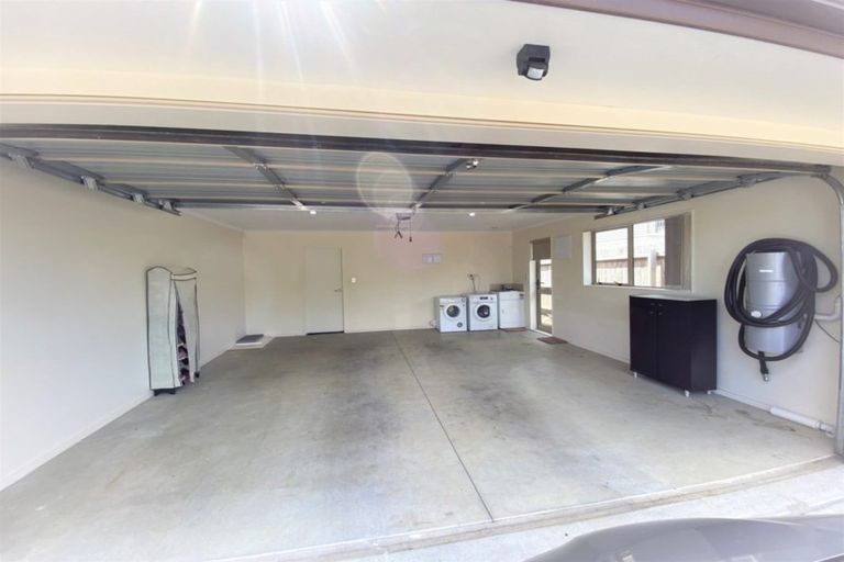 Photo of property in 106a Simpson Road, Henderson Valley, Auckland, 0614