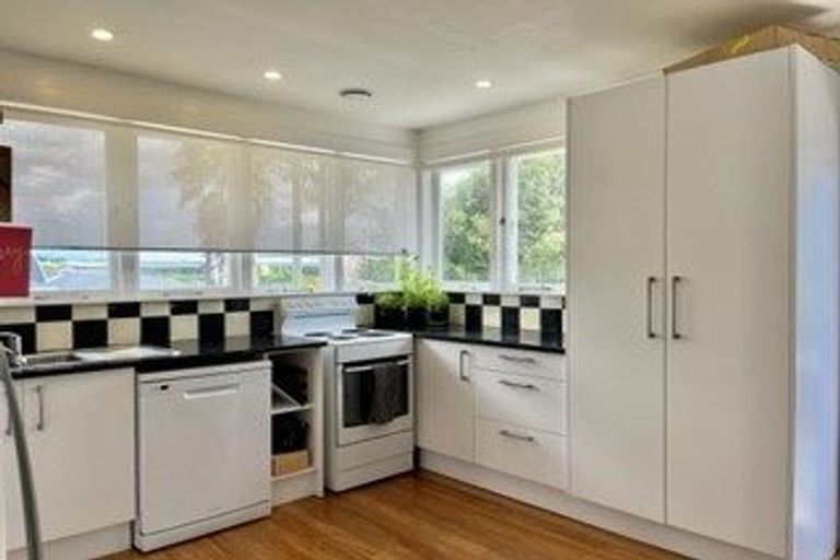 Photo of property in 29 Sylvan Crescent, Te Atatu South, Auckland, 0610