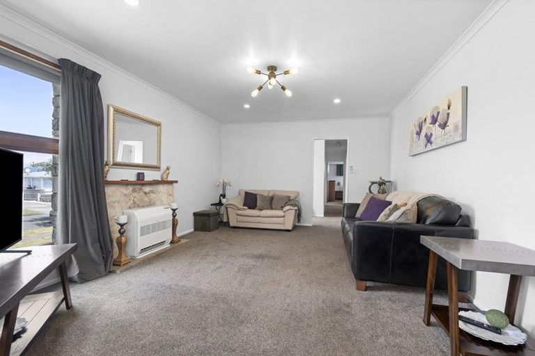 Photo of property in 10 Wairau Place, Kelvin Grove, Palmerston North, 4414