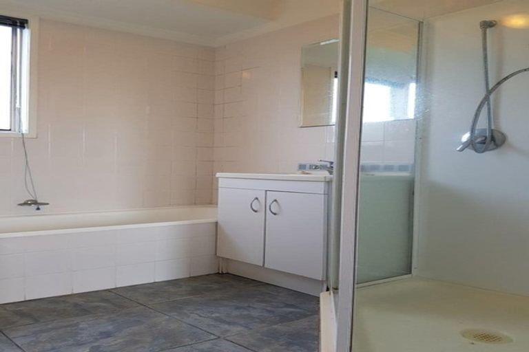 Photo of property in 18 Tomintoul Place, Highland Park, Auckland, 2010