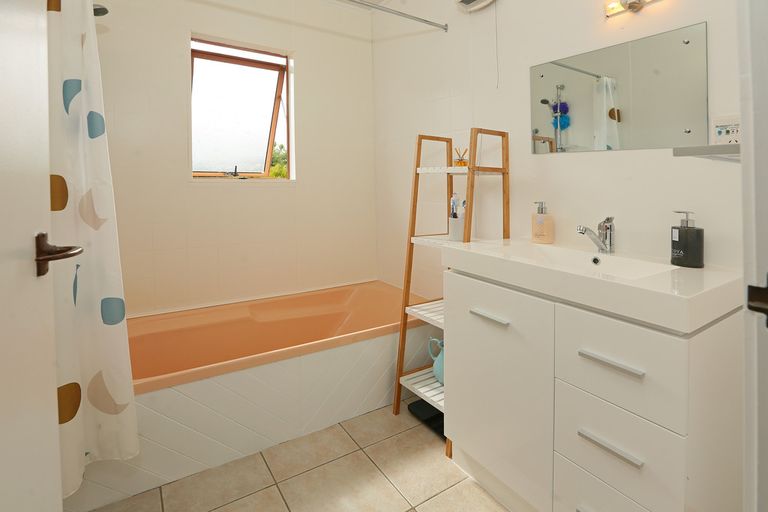 Photo of property in 1c Barron Drive, Green Bay, Auckland, 0604