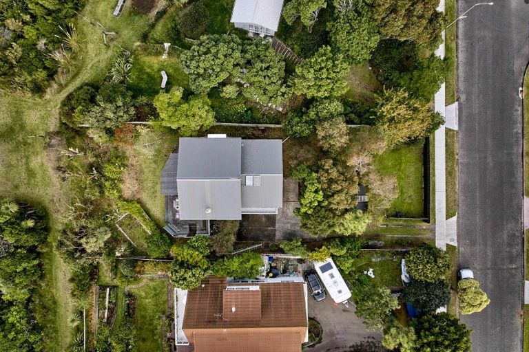 Photo of property in 35 Eruini Street, Waikanae Beach, Waikanae, 5036