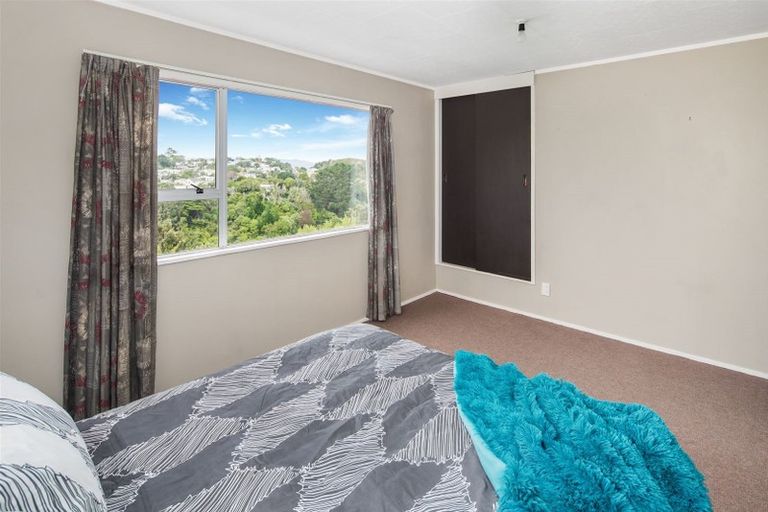 Photo of property in 32a Cheltenham Terrace, Newlands, Wellington, 6037