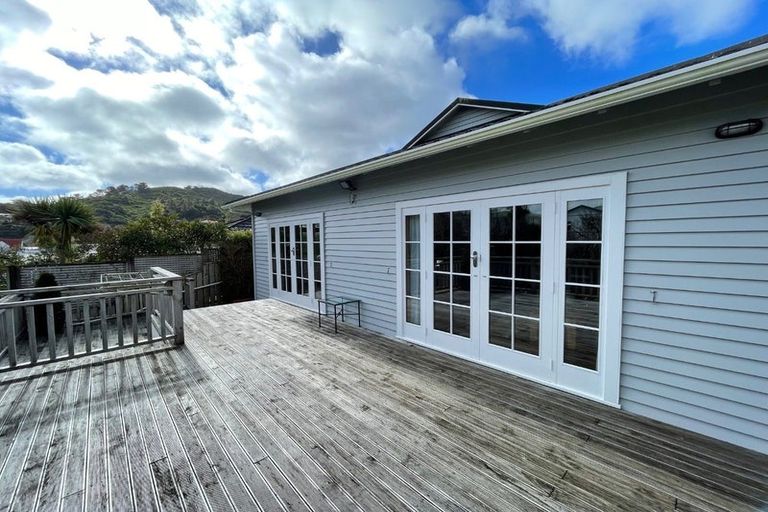 Photo of property in 1 Newcombe Crescent, Karori, Wellington, 6012