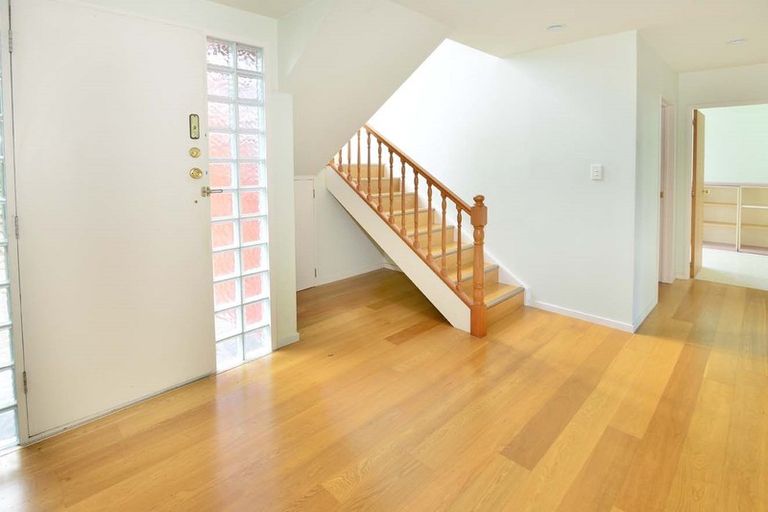 Photo of property in 2/81 Knights Road, Rothesay Bay, Auckland, 0630