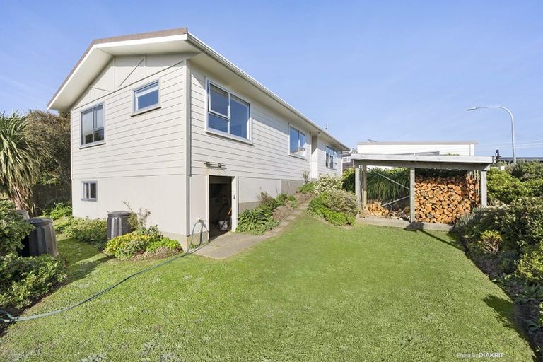 Photo of property in 18 Welland Place, Island Bay, Wellington, 6023