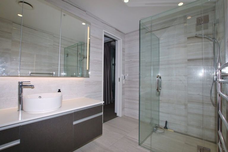 Photo of property in 6/585g Beach Road, Rothesay Bay, Auckland, 0630