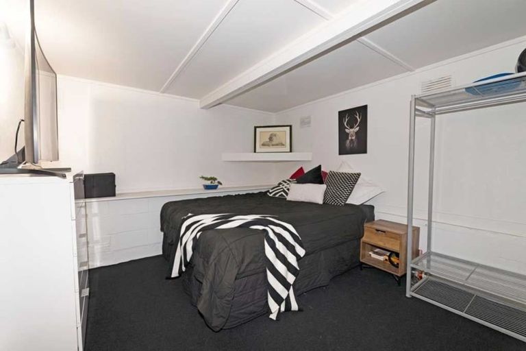 Photo of property in 5b Tirimoana Road, Te Atatu South, Auckland, 0602