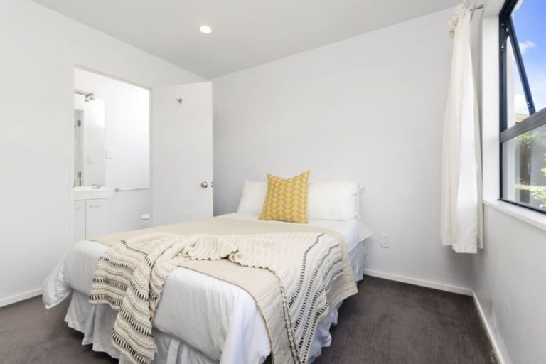 Photo of property in 18 Javelin Place, West Harbour, Auckland, 0618