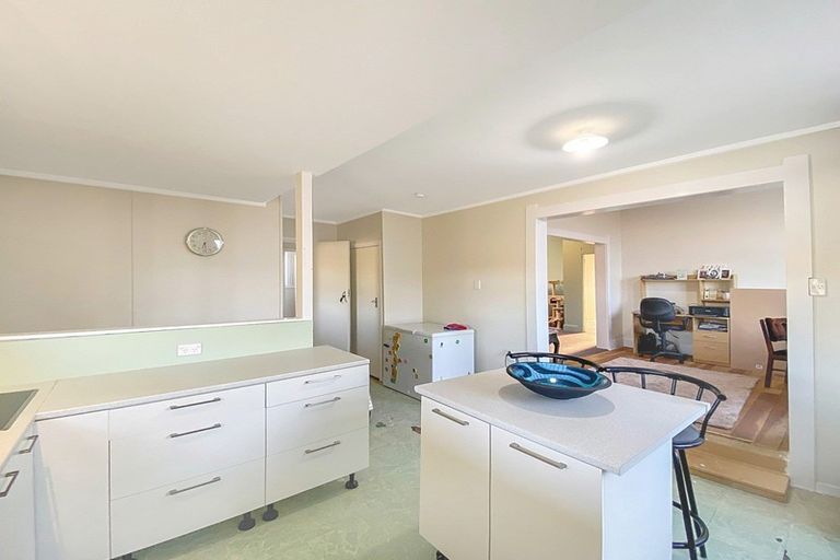 Photo of property in 10 Paraekaretu Street, Hunterville, 4730