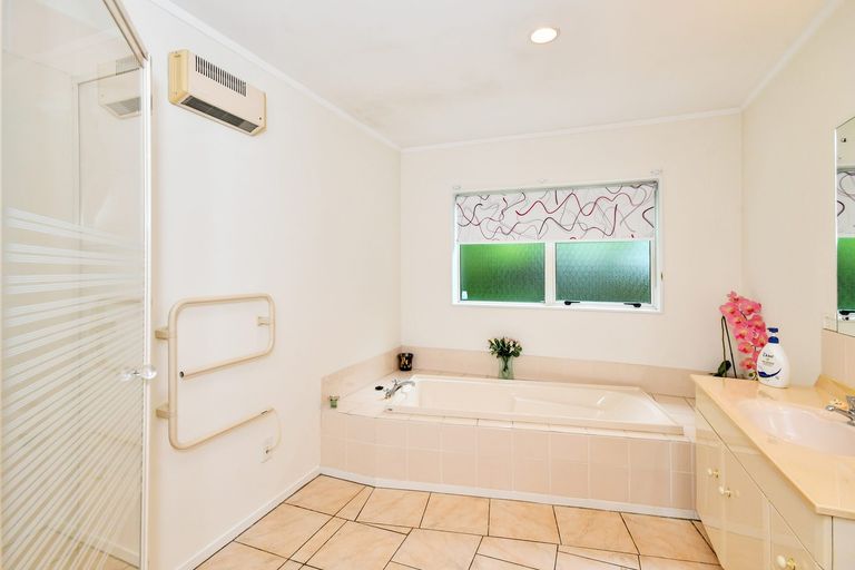 Photo of property in 15 Len Garlick Place, Pahurehure, Papakura, 2113
