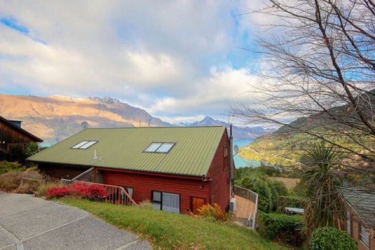 Photo of property in 24a Mckerrow Place, Sunshine Bay, Queenstown, 9300