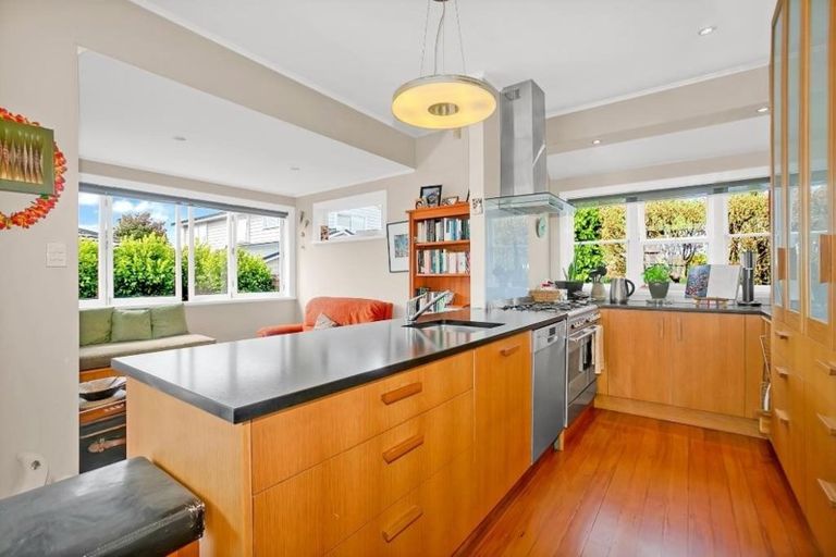 Photo of property in 17 Alberta Street, Point Chevalier, Auckland, 1022
