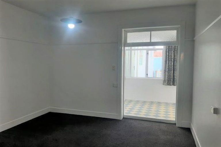 Photo of property in Devonport Apartments, 33/127 Saint Aubyn Street, New Plymouth, 4310