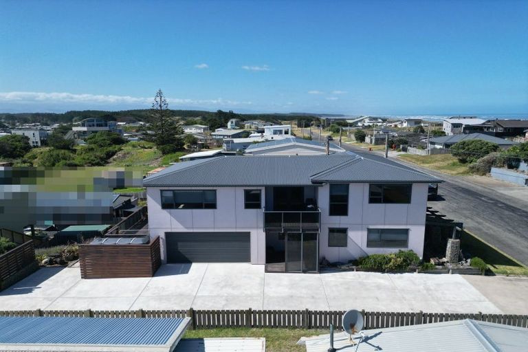 Photo of property in 17 Marine Parade South, Foxton Beach, Foxton, 4815