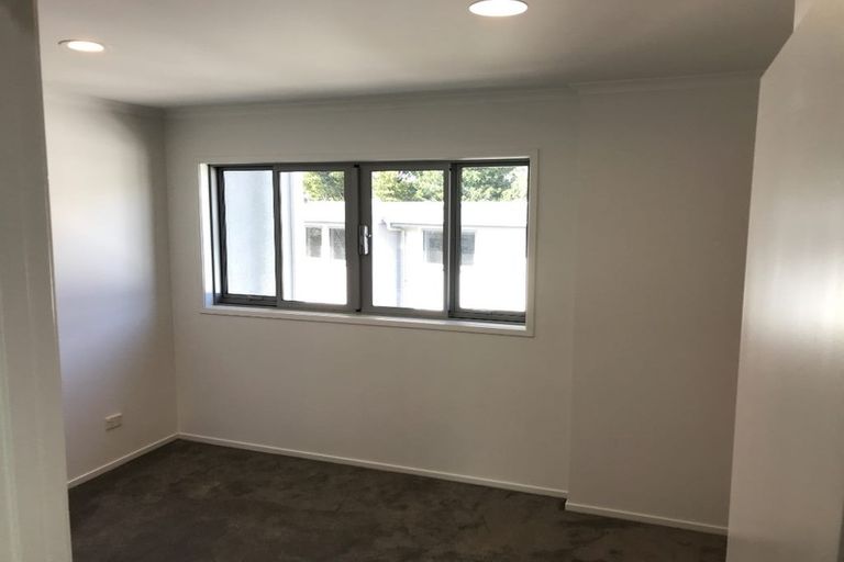 Photo of property in 10/13 Kaihu Street, Northcote, Auckland, 0627