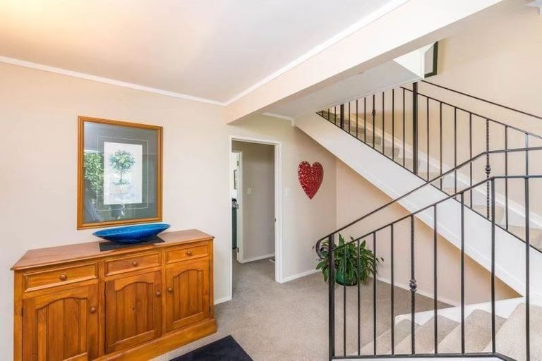 Photo of property in 13 Framalda Place, Conifer Grove, Takanini, 2112