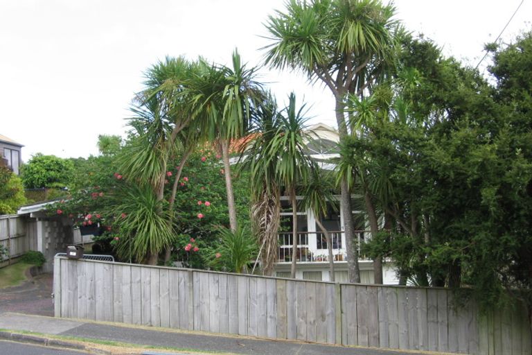 Photo of property in 2/88 Island Bay Road, Beach Haven, Auckland, 0626