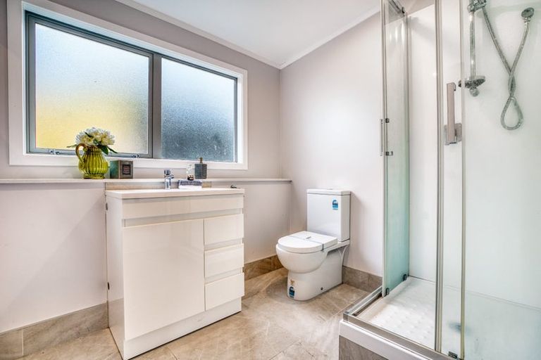 Photo of property in 32 Outlook Road, Greenhithe, Auckland, 0632