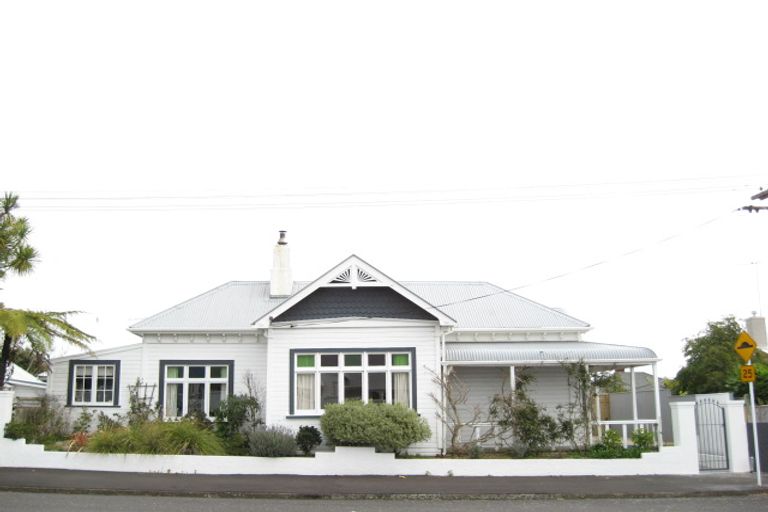 Photo of property in 16 Paynters Avenue, Strandon, New Plymouth, 4312