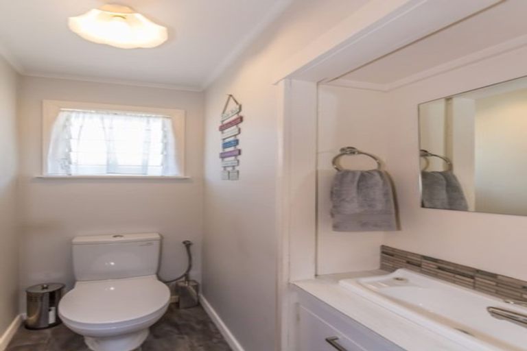 Photo of property in 32 Highbury Drive, Levin, 5510