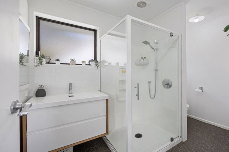 Photo of property in 4a Sullivan Avenue, Mangere Bridge, Auckland, 2022