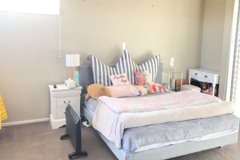 Photo of property in 24 Harrowglen Drive, Northcross, Auckland, 0632