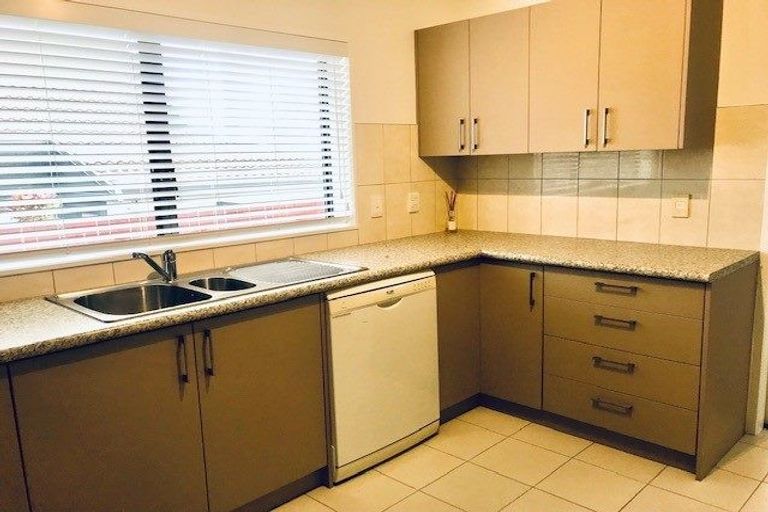 Photo of property in 2/98 Mirrabooka Avenue, Botany Downs, Auckland, 2010