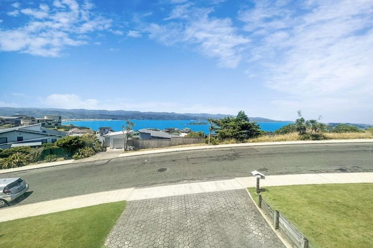 Photo of property in 7 Sunhaven Drive, Newlands, Wellington, 6037