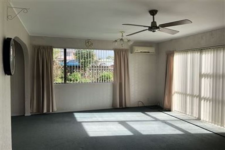 Photo of property in 1/4267 Great North Road, Glendene, Auckland, 0602