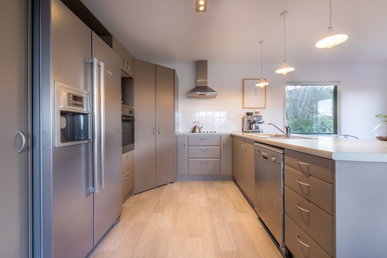 Photo of property in 85 Laingholm Drive, Laingholm, Auckland, 0604