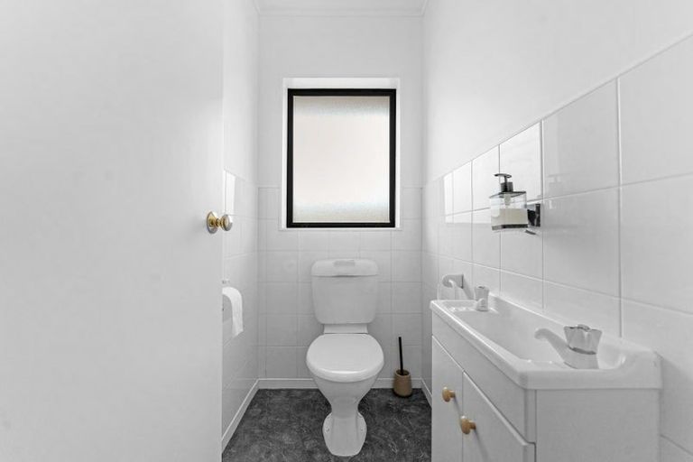 Photo of property in 12 Paradise Place, Pakuranga Heights, Auckland, 2010
