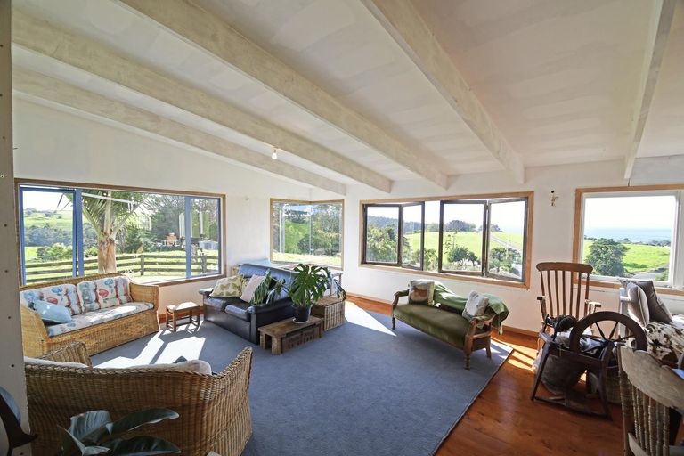 Photo of property in 18 Old School Road, Leigh, 0985