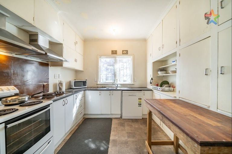 Photo of property in 88 Stokes Valley Road, Stokes Valley, Lower Hutt, 5019