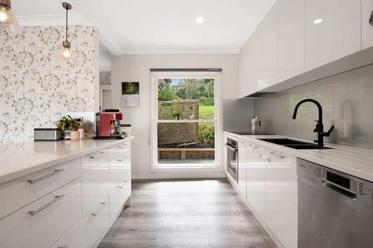 Photo of property in 6 Lancelot Road, Orewa, 0931