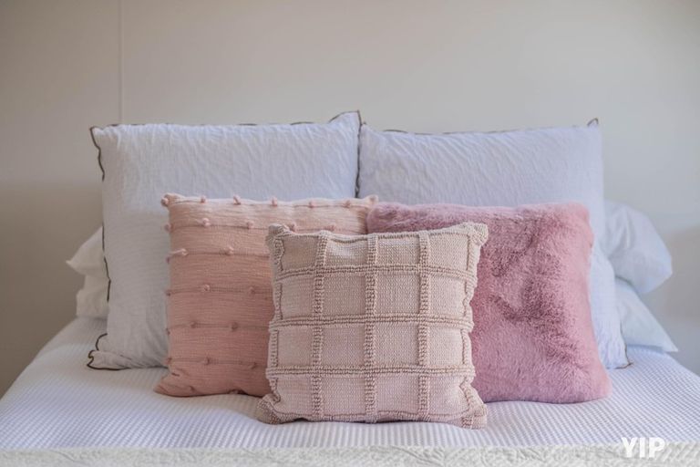 Photo of property in 44 Colchester Crescent, Newlands, Wellington, 6037